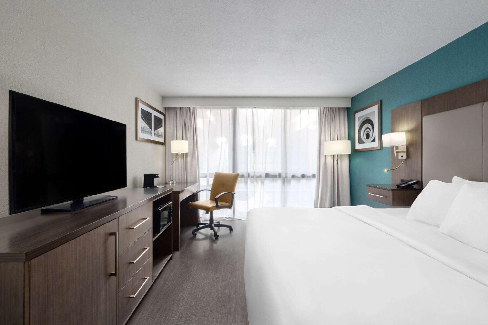 Wingate By Wyndham Kansas Hotel
